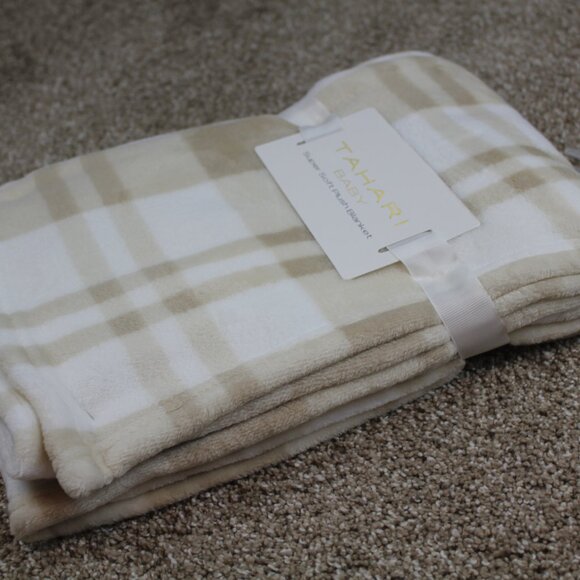 Tahari Baby Blanket Tan White Plaid Fleece Infant Unisex Soft NWT - Picture 4 of 6